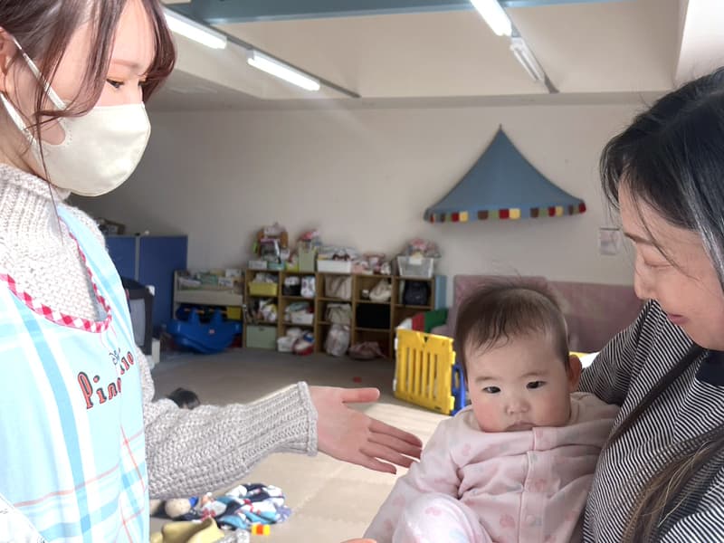 保育士と子供