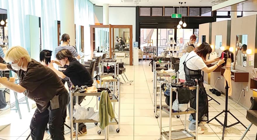 千葉の美容室イメージルーム｜成田・佐倉・八千代・富里で9店舗展開のデビューが伝わる写真